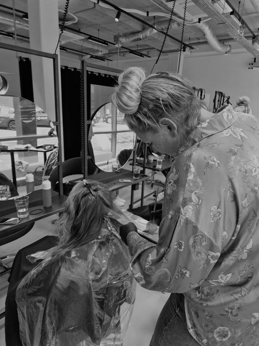 Cursist Mo tijdens de Word Hair Colorist kapper opleiding van The Color College