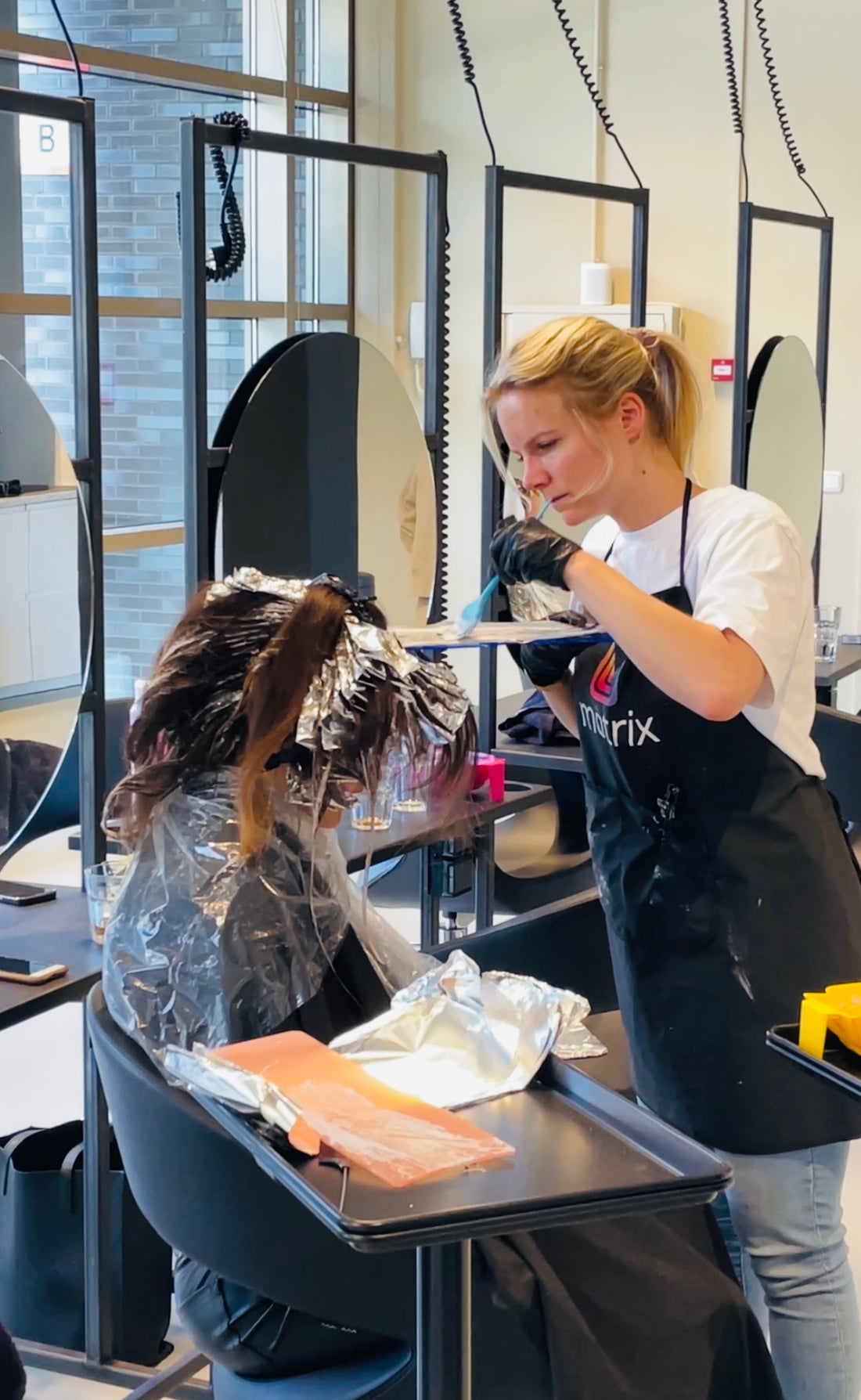 Cursist van kappersopleiding The Color College Word Hair Colorist