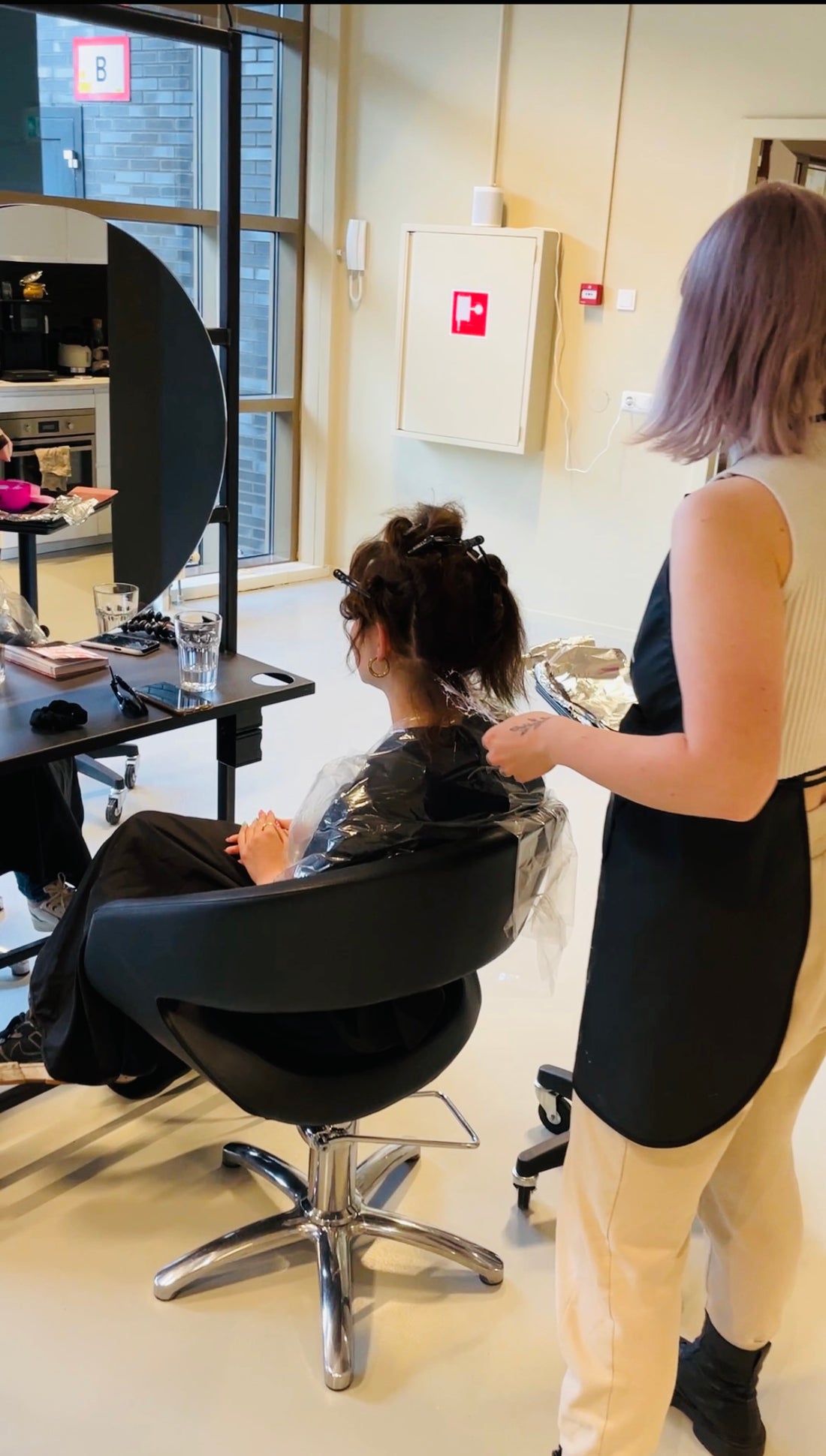 Cursist Rosa tijdens de opleiding Word Hair Colorist van The Color College
