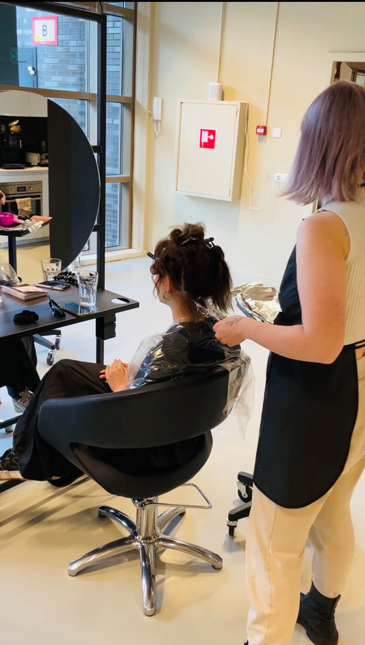 Cursist Rosa tijdens de opleiding Word Hair Colorist van The Color College